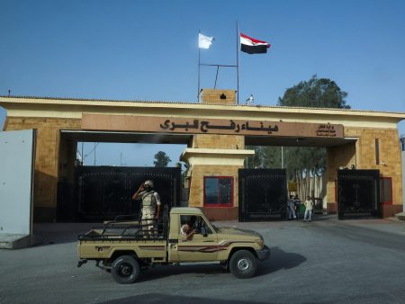 في انتظار فتح معبر رفح.. عالقون بالخارج يبثون شوقهم لغزة