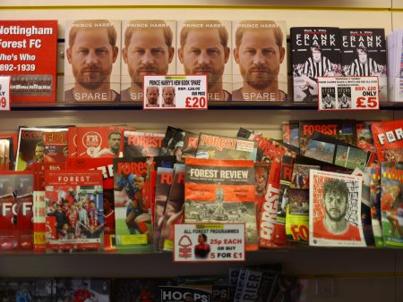 ما وراء الغلاف.. كيف تصنع دور النشر الغربية نجوم الكتابة؟