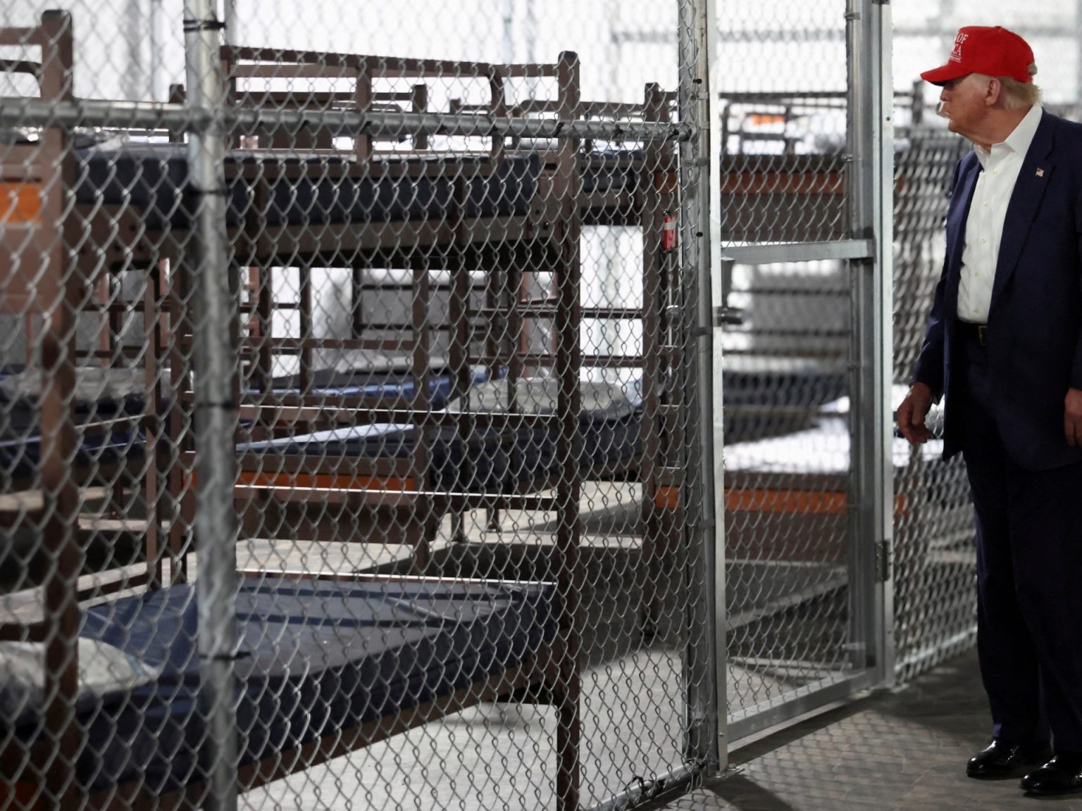 تفاصيل خطة ترامب ضد الزائرين والمهاجرين غير النظاميين