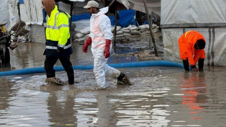 بلديات غزة تكافح “الكارثة” بأقل الإمكانيات