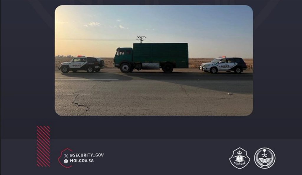 القوة الخاصة لأمن الطرق بالقصيم تضبط مخالفًا لنظام البيئة