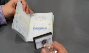 وزارة الداخلية تطلق ختمًا خاصًا بمؤتمر التمويل التنموي 2025