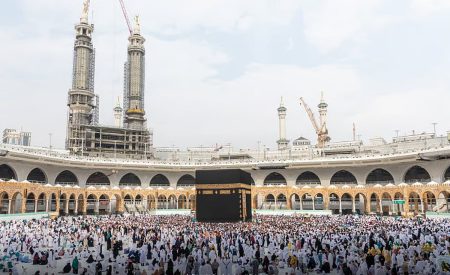 "المطوف الرقمي".. باقة من الخدمات الذكية لتيسير أداء المناسك داخل المسجد الحرام