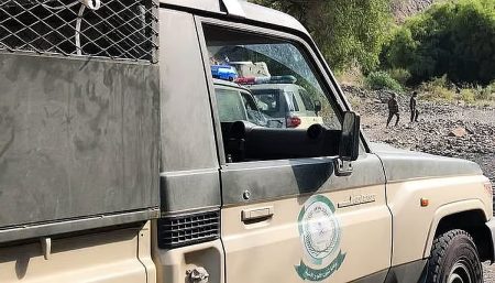 دوريات الإدارة العامة للمجاهدين بجازان تقبض على مواطن لنقله 6 مخالفين لنظام أمن الحدود