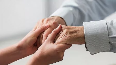 تجمع الرياض الصحي يوضح 10 طرق للعناية بكبار السن