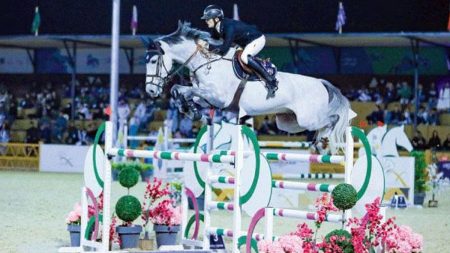 193 فارسًا وفارسة يتنافسون في الأسبوع الأخير من بطولة قفز السعودية