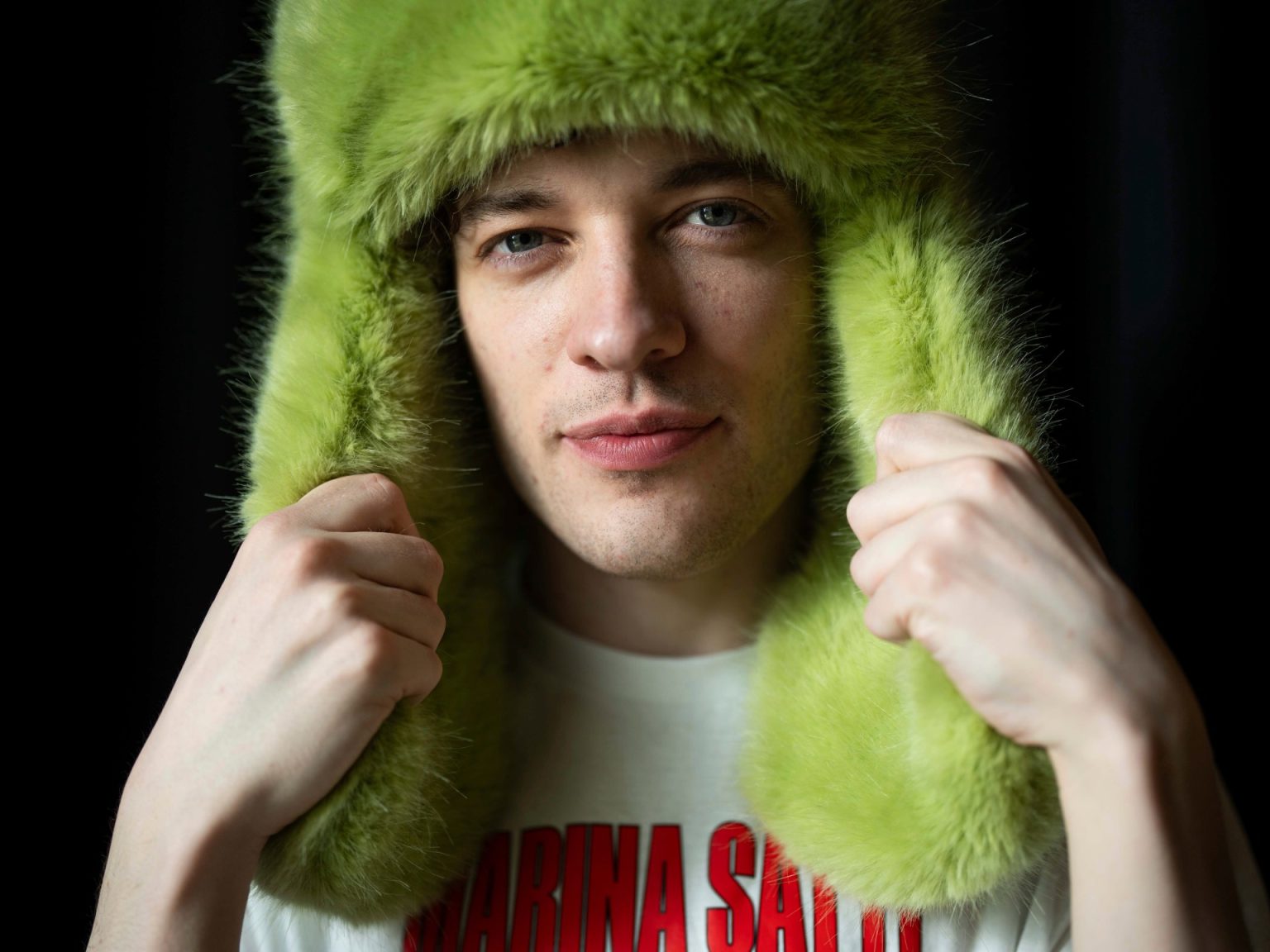 المغني السويسري نيمو يعيد جائزة يوروفيجن رفضا لمشاركة إسرائيل