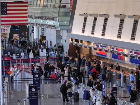 “السيد ترامب يراقبكم بالمطار”.. تفاصيل عن مكتب جديد يتعقّب المهاجرين ويعتقلهم