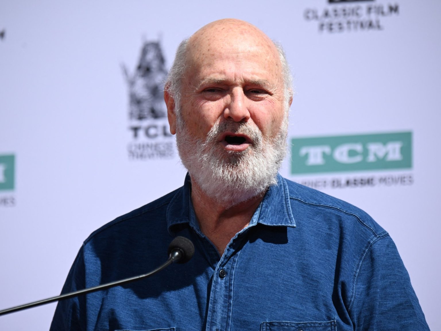 تلقيا طعنات قاتلة.. العثور على مخرج أميركي وزوجته ميتين في منزلهما