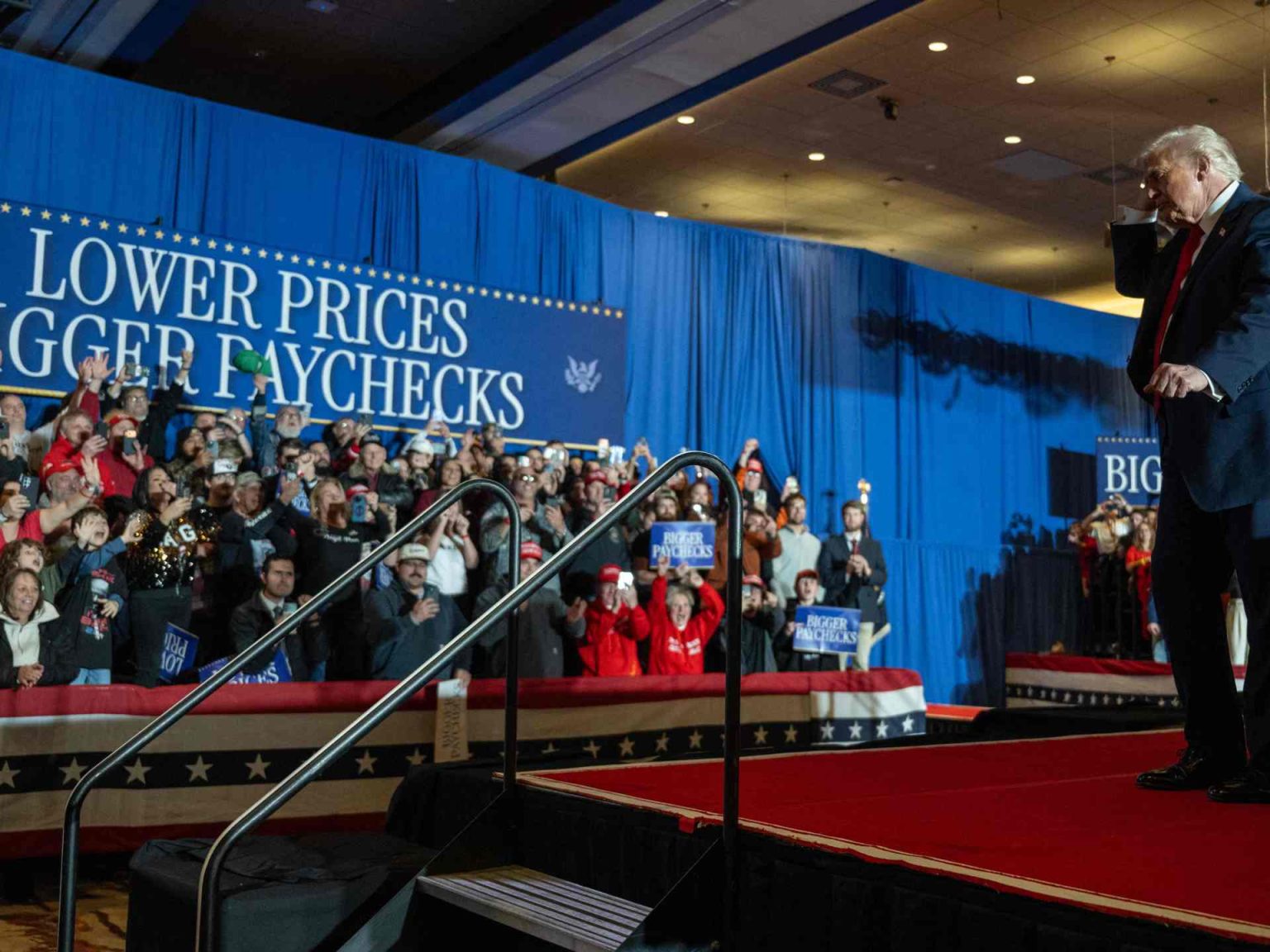 ترامب يشيد بما حققه لاقتصاد أميركا رغم تآكل ثقة الناخبين