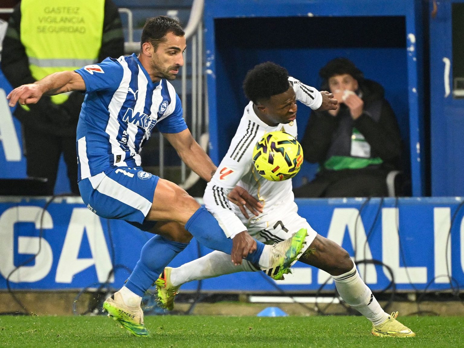 رابطة الحكام تهاجم بيريز وتنصف حكم مباراة ريال مدريد وألافيس