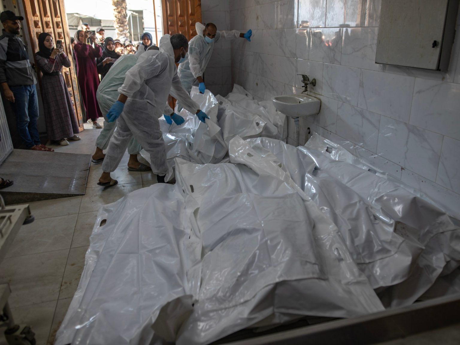 دفن جثامين 15 شهيدا سلمهم الاحتلال بغزة بعد تعذر التعرف إليهم