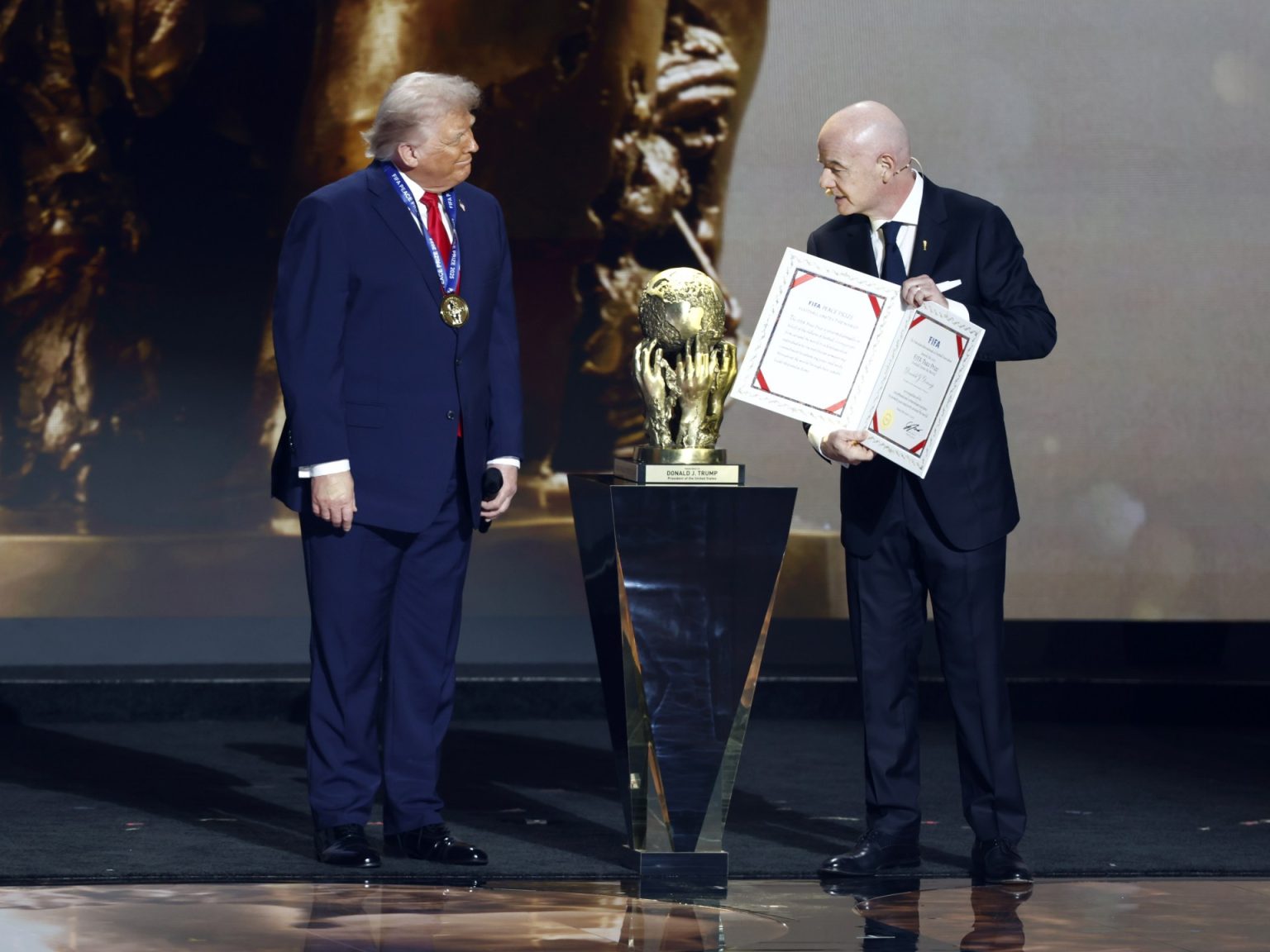 ترامب يفوز بالنسخة الأولى لجائزة فيفا للسلام
