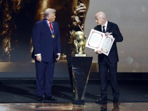 ترامب يفوز بالنسخة الأولى لجائزة فيفا للسلام