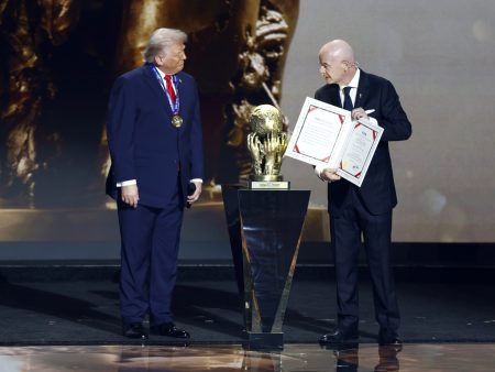 ترامب يفوز بالنسخة الأولى لجائزة فيفا للسلام