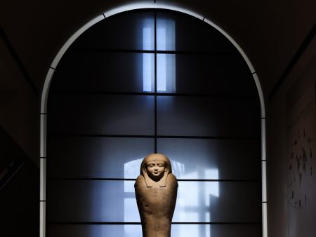 تسرب مياه في متحف اللوفر يتلف مئات الكتب بقسم الآثار المصرية