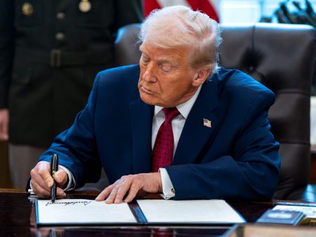 تشمل دولا عربية.. ترامب يوسع قيوده على دخول الأجانب