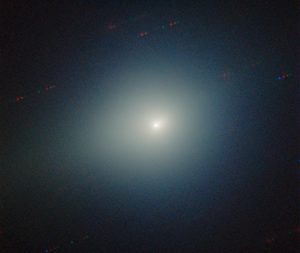 المذنب الضيف 3 آي/أطلس يلمع بالأخضر وهو يودّع النظام الشمسي