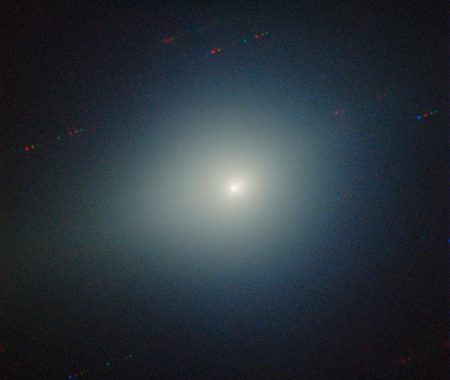 المذنب الضيف 3 آي/أطلس يلمع بالأخضر وهو يودّع النظام الشمسي