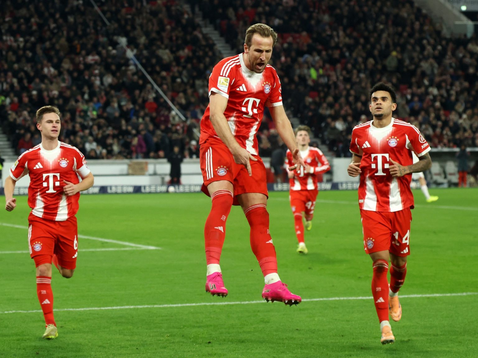 “هاتريك” كاين يقود البايرن للفوز على شتوتغارت بالدوري الألماني