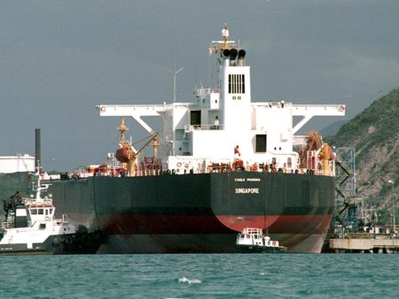 النفط يصعد بعد قرار ترامب فرض حصار بحري على الناقلات في فنزويلا