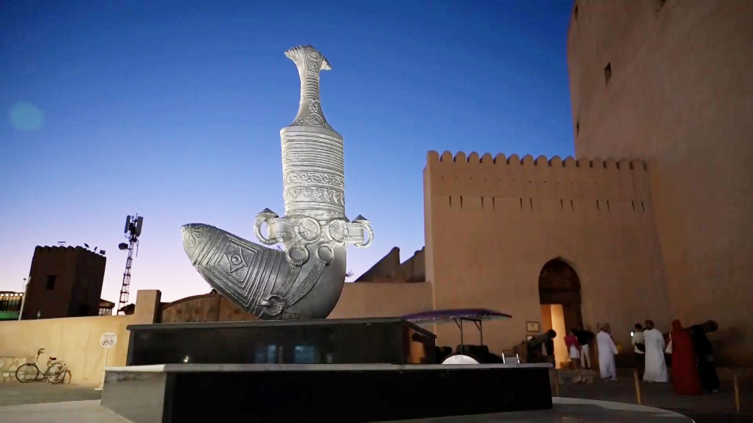 الخناجر الفضية في عُمان.. هوية السلطنة الثقافية