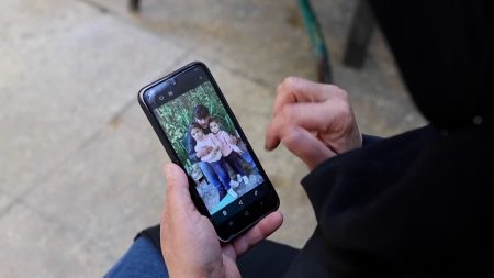 بعد عام على سقوط الأسد.. أسر المفقودين السوريين تواصل البحث عن أحبائها