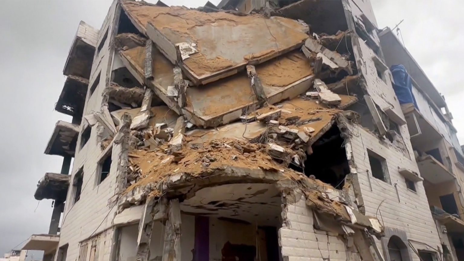 13 شهيدا في غزة بسبب البرد وتداعيات منخفض بيرون