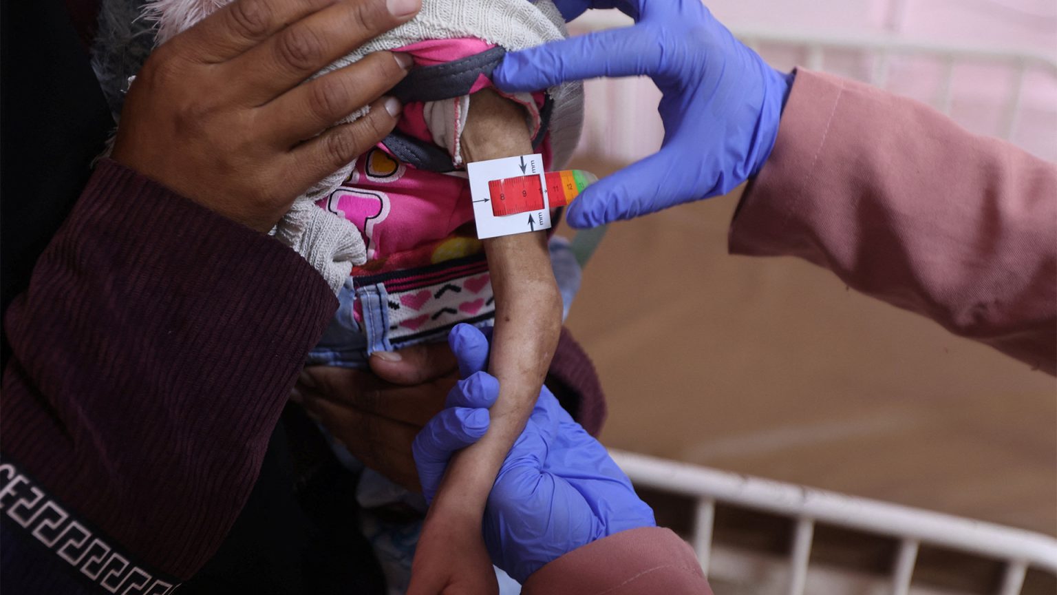 وزارة الصحة بغزة: نعاني من حرب خفية أخرى هي نقص الدواء