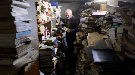 مكتبة الحكمة في بغداد.. جوهرة ثقافية في قبو بشارع المتنبي