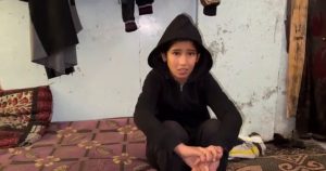 مسجد مدمر.. ملاذ أخير لعائلة فلسطينية من الأمطار والبرد القارس