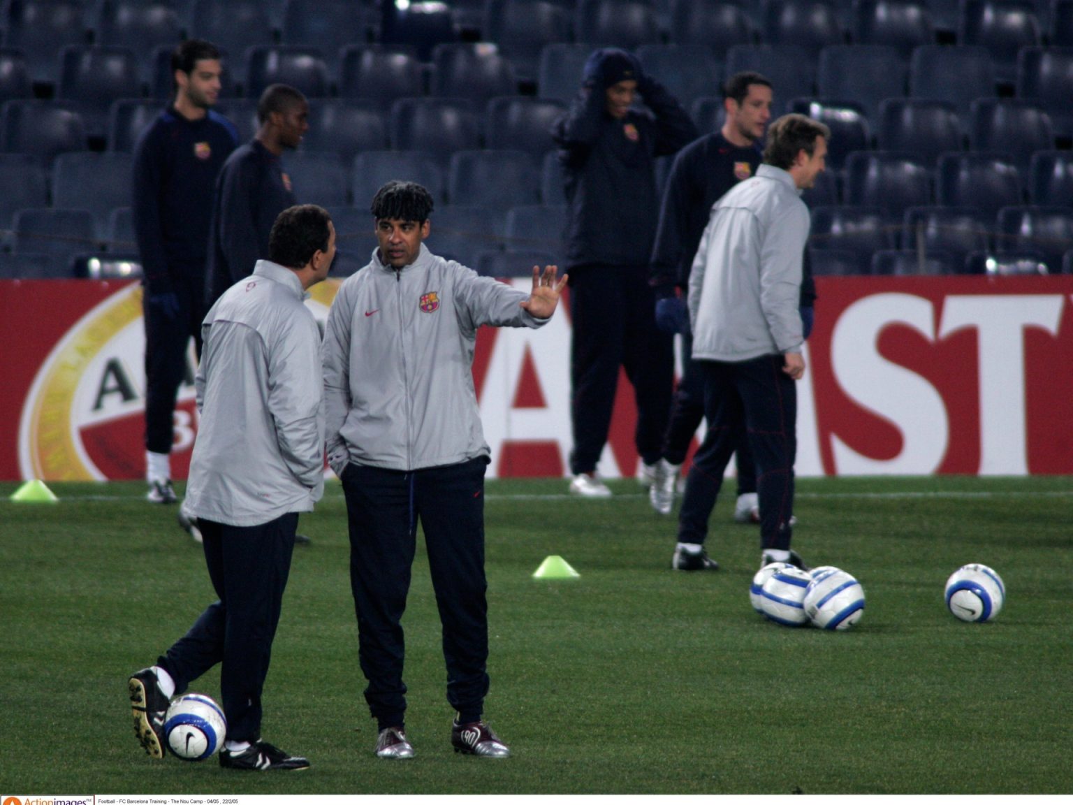 منافس العراق المحتمل بملحق مونديال 2026 يستعين بمدرب برشلونة السابق