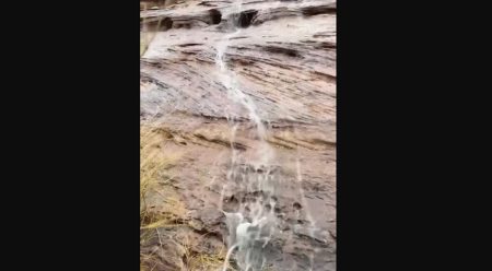 بالفيديو.. أمطار جنوب تيماء تُشكّل شلالات طبيعية والمصور سعد الكايد يوثّق اللحظات الأولى