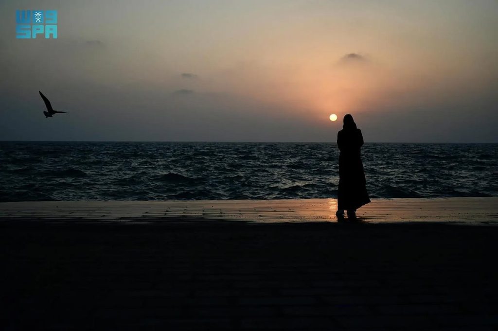 أجواء جازان الغائمة والمعتدلة تجذب الزوار خلال الإجازة