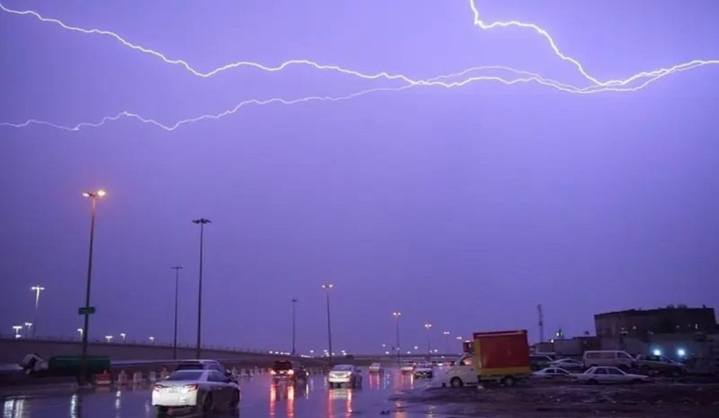 استمرار هطول الأمطار الغزيرة على الرياض ومحافظاتها وتحذيرات من السيول والرياح