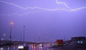 استمرار هطول الأمطار الغزيرة على الرياض ومحافظاتها وتحذيرات من السيول والرياح