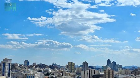 السحب الركامية تُزيّن سماء مكة المكرمة وتُضفي مشهدًا جماليًا فريدًا