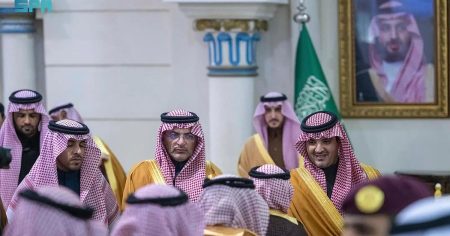 الأمير عبدالعزيز بن سعود يلتقي أهالي الجوف وينقل لهم تحيات القيادة