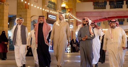 أمين منطقة الرياض يتفقد فعاليات "شتاء الديرة" ويطّلع على تجاربها التراثية وسط العاصمة