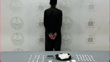 دوريات الأمن بمكة تطيح بمقيم باكستاني روّج 64 كيسًا من "الشبو" المخدر