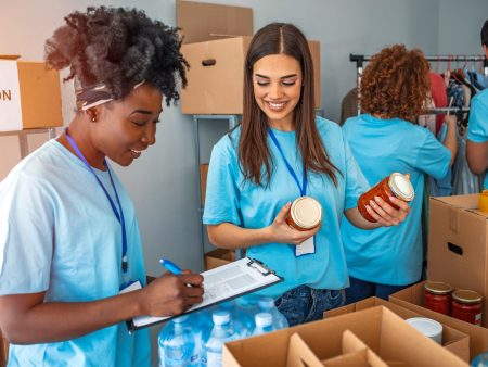 لماذا نشعر بالرضا عند فعل الخير؟ ولماذا يزداد العطاء في الأعياد؟