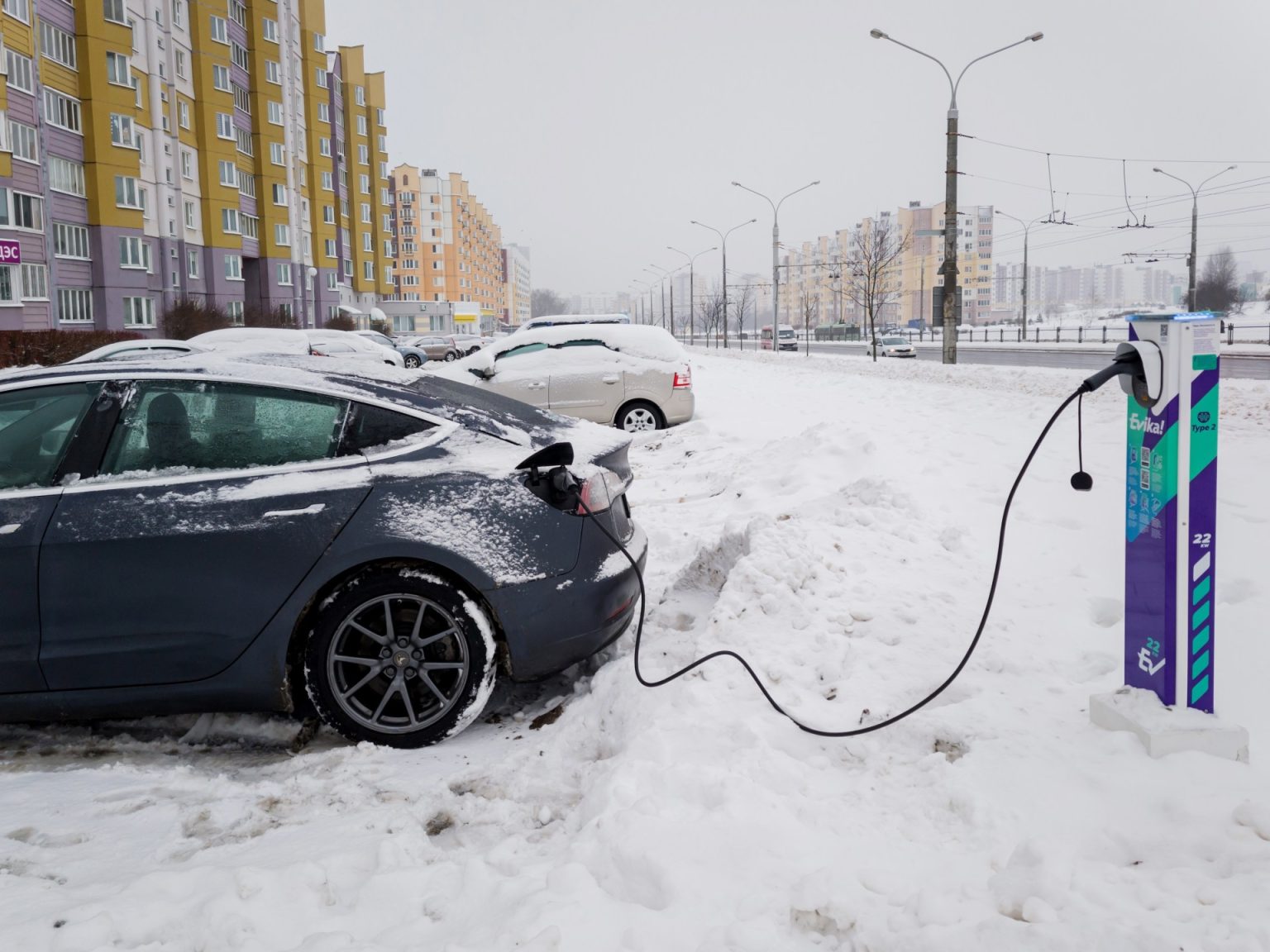 5 حلول عملية لشحن بطارية سيارتك الكهربائية في فصل الشتاء