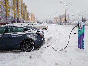 5 حلول عملية لشحن بطارية سيارتك الكهربائية في فصل الشتاء
