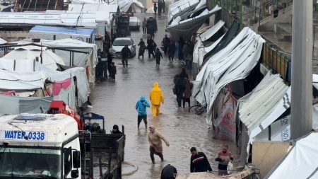 ولا جدار يتكأ عليه.. هكذا الحياة بغزة في برد قارس وفيضانات ومياه الصرف الصحي