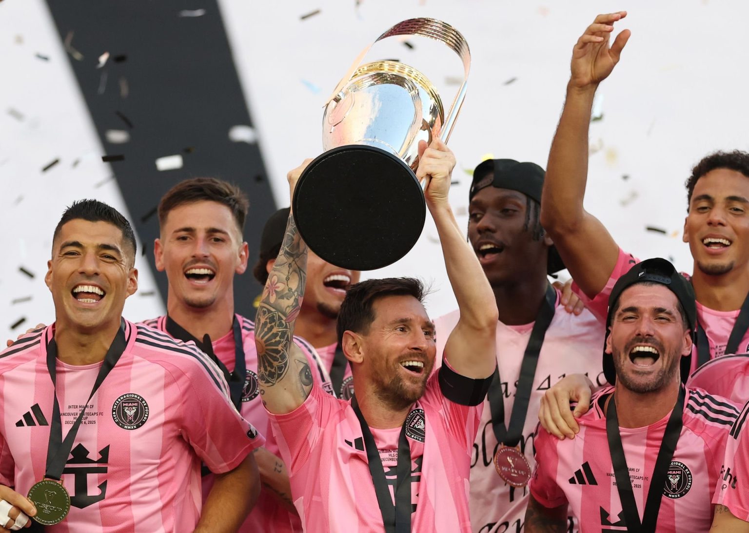 ميسي يعزز رصيده القياسي من البطولات