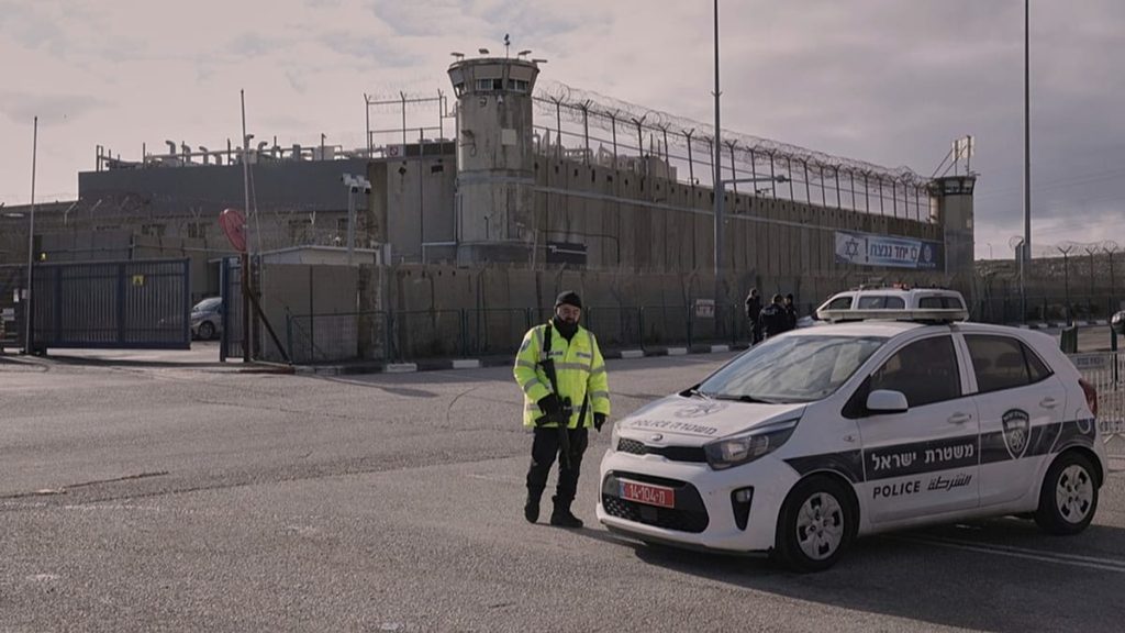 اغتصاب وتعرية قسرية وهجمات بالكلاب.. شهادات صادمة لرجال عن العنف الجنسي داخل السجون الإسرائيلية