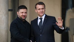 “التزامات ملزمة” وقوة متعددة الجنسيات بدعم من واشنطن.. ماذا تكشف مسودة قمة باريس؟