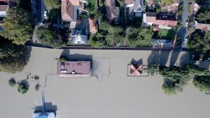 فيديو. أمطار غزيرة تتسبب في فيضانات في بريتاني الفرنسية والمنطقة تحت إنذار من الفيضانات