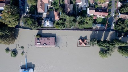 فيديو. أمطار غزيرة تتسبب في فيضانات في بريتاني الفرنسية والمنطقة تحت إنذار من الفيضانات