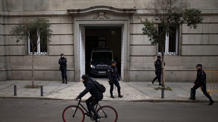 محكمة إسبانية تقضي بسجن باكستاني 36 عامًا بعد إدانته بقتل ثلاثة أشقاء مسنين